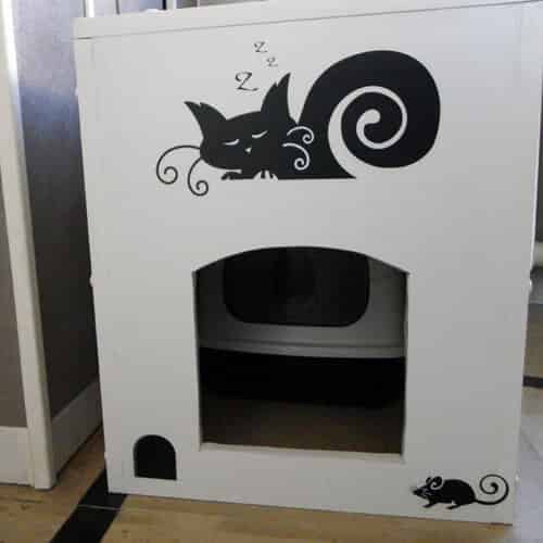Le camoufler dans un meuble